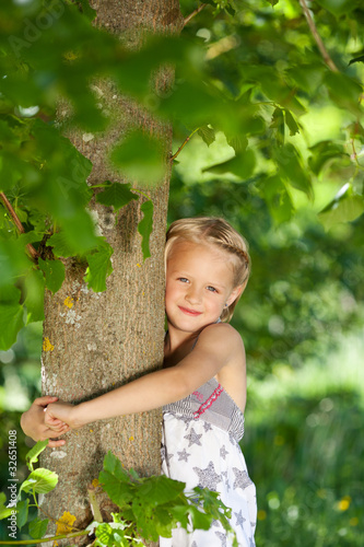 Photo: schulkind umarmt baum schulkind umarmt baum