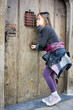 fillette à la porte