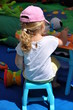 petite fille blonde aire de jeu piano