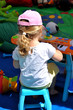 petite fille blonde aire de jeu piano