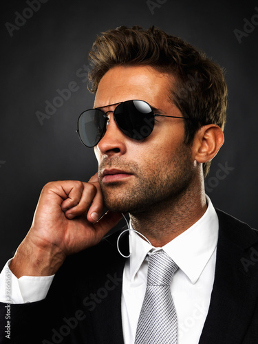 Foto: Secret agent getting instructions conveyed to him Secret agent getting instructions conveyed to him