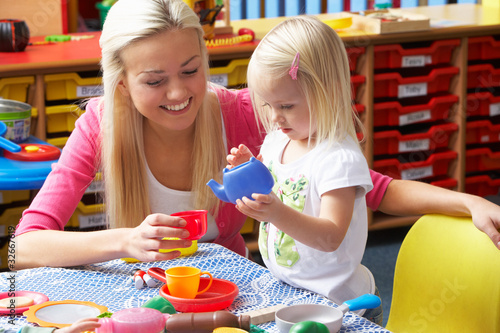 Foto: Young woman playing with girl Young woman playing with girl
