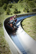 Vergnügen auf der Rodelbahn im Sommer Vergnügen auf der Rodelbahn im Sommer