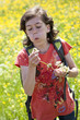 Mädchen mit Pusteblume im Feld Mädchen mit Pusteblume im Feld
