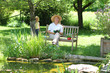 Im Garten auf der Bank