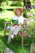 Im Garten auf der Bank