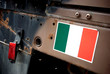bandiera italiana su automezzo dell'esercito bandiera italiana su automezzo dell'esercito