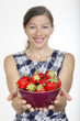 Frau mit Erdbeeren