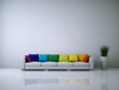 Weißes Sofa mit Kissen Regenbogenfarben Weißes Sofa mit Kissen Regenbogenfarben