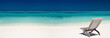 Liegestuhl an einem tropischen Strand