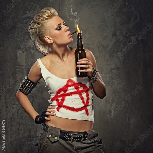Foto: Punk girl smoking a cigarette Punk girl smoking a cigarette
