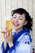 ビールと浴衣の女性