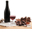 Bottiglia e bicchiere di vino rosso