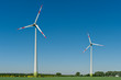 Windkrafträder in einem Feld