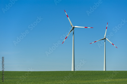 Foto: Windkrafträder in einem Feld Windkrafträder in einem Feld