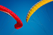 Deux voiles de parapentes sur fond de ciel bleu