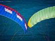 Deux voiles de parapentes sur fond marin