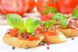 Frische Bruschette mit Basilikum