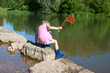 mädchen klettert am ufer