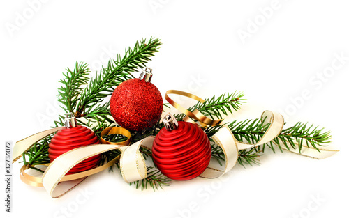Foto: Red Christmas balls and green branch Red Christmas balls and green branch