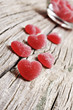 Foto: Red heart shaped jelly sweets on a rustic background Red heart shaped jelly sweets on a rustic background