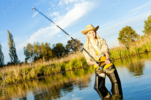 Foto: woman fishing in pond woman fishing in pond