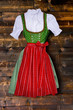 Dirndl auf Holzwand