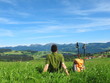 Rast auf Wiese mit Bergblick