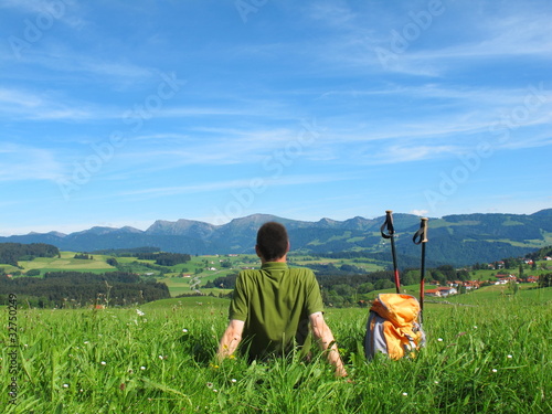 Photo: Rast auf Wiese mit Bergblick Rast auf Wiese mit Bergblick