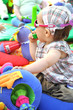 bébé fille qui s'amuse sur son tapis d'éveil - air de jeux