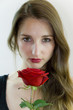 La jeune fille et la rose rouge