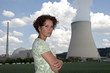 junge Frau vor Kernkraftwerk