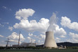 Atomkraftwerk mit dampfendem Kühlturm
