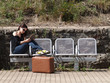 Foto: Sitzen am Bahnsteig mit Buch Sitzen am Bahnsteig mit Buch