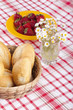 Frühstück auf der Terrasse mit frischen Bötchen und Erdbeeren
