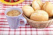 Frühstück auf der Terrasse mit frischen Brötchen und Kaffee