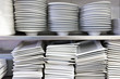 Piles d'assiettes blanches