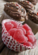 Foto: Red heart jelly sweets and chocolate cupcakes Red heart jelly sweets and chocolate cupcakes