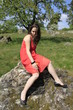 Foto: Frau mit gelber Blume in der Hand Frau mit gelber Blume in der Hand
