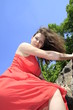 Foto: Schöne Frau im Kleid am Klettern Schöne Frau im Kleid am Klettern