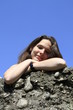 Foto: Frau beim Posen auf Steinen Frau beim Posen auf Steinen