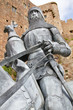 Ritter mit Pferd vor dem Mont Orgueil Castle in Gorey