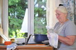 Seniorin bei Abwasch