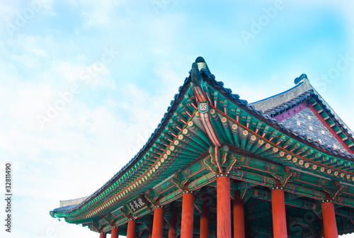 Foto: Korea traditional multicolored paintwork on wooden buildings Korea traditional multicolored paintwork on wooden buildings