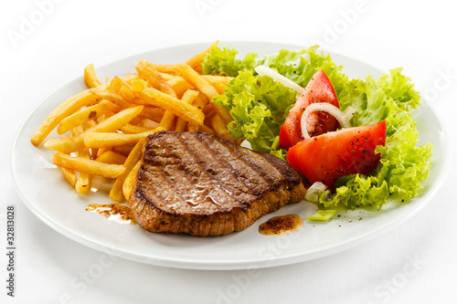 Foto: Grilled steak, French fries and vegetables Grilled steak, French fries and vegetables
