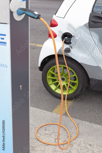Foto: Elektroauto: bekanntes Serienfahrzeug an der "Zapfsäule" Elektroauto: bekanntes Serienfahrzeug an der "Zapfsäule"