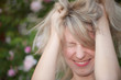 Junge Frau rauft sich die Haare