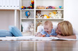 Foto: Mutter mit ihrem Baby spielen Mutter mit ihrem Baby spielen