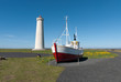 Faro e barca sulla penisola di Reykjanes a Reykjavik in Islanda Faro e barca sulla penisola di Reykjanes a Reykjavik in Islanda