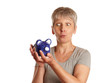 Erwachsene Frau mit Sparschwein